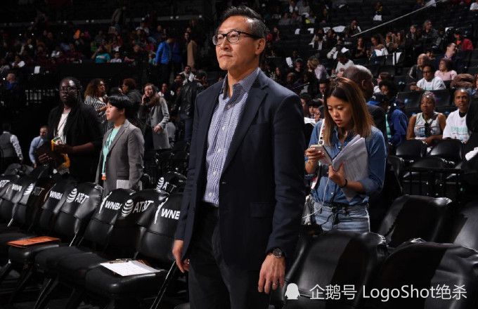 她挣扎着想要起身，却又被身边的黑衣人按了回去，只能咬牙怒喝道：叶辰。